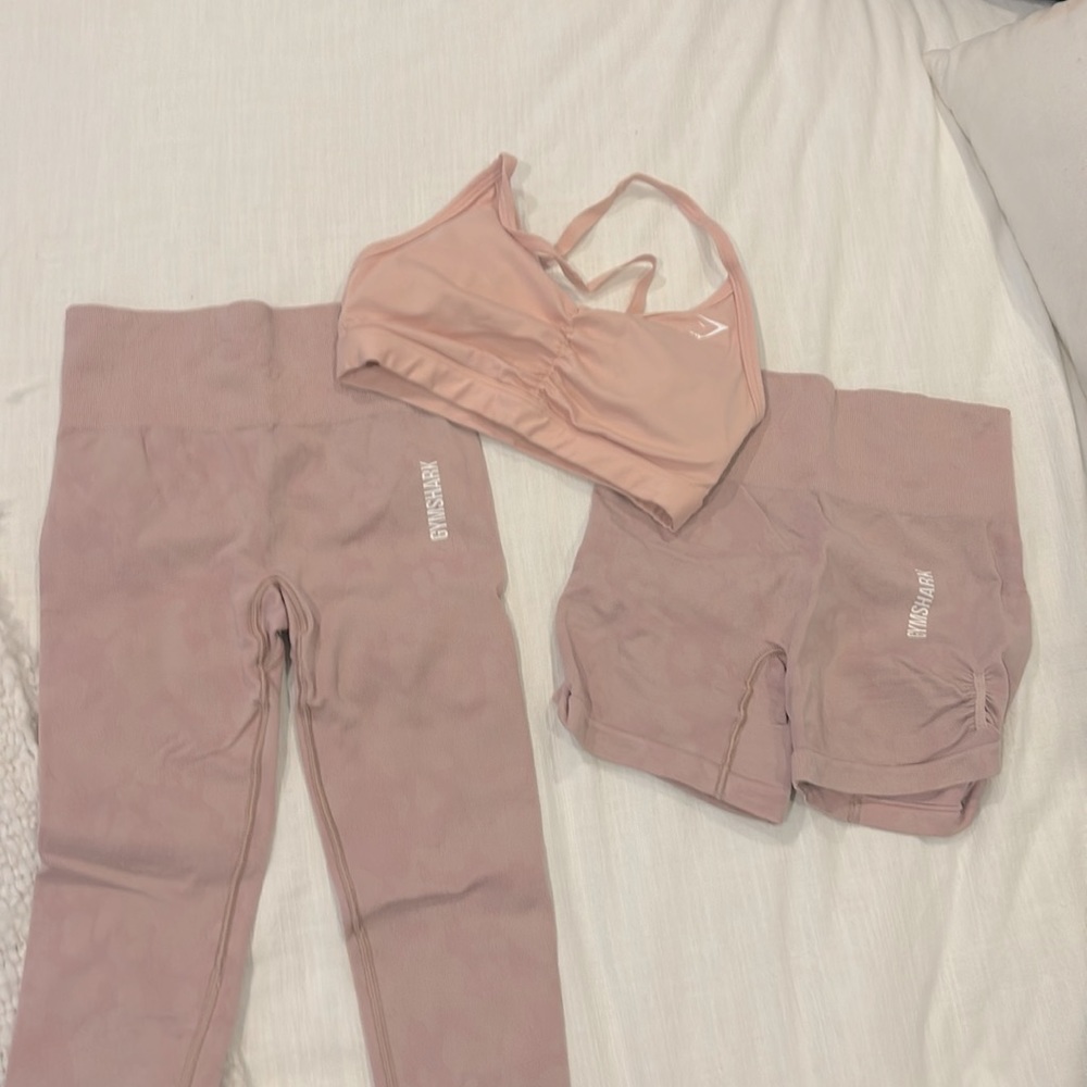 pink gym shark bundle. Xs sports bra, shorts and leggings all included